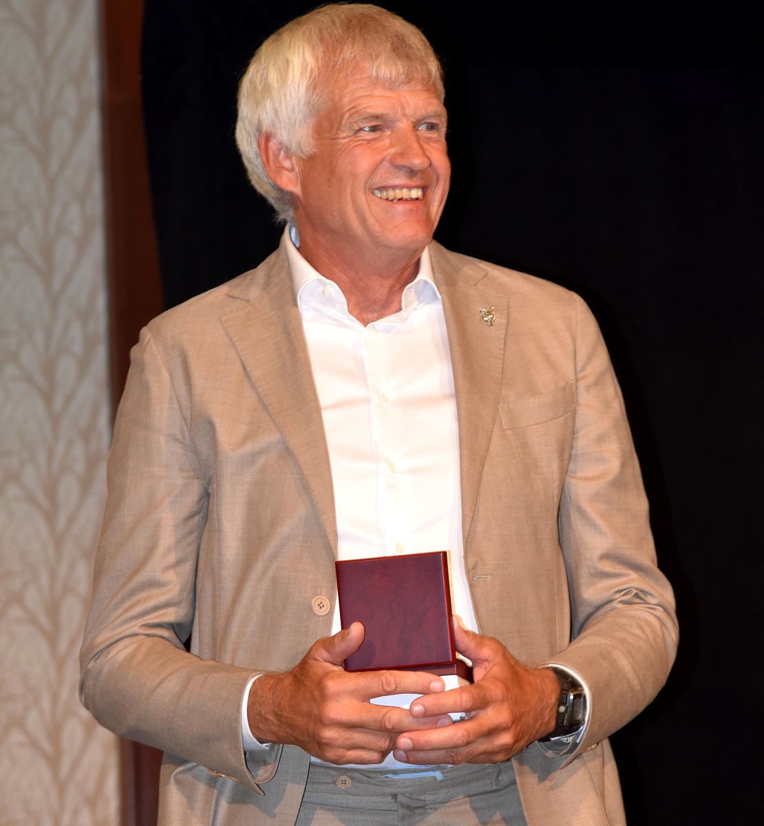 Dr. Currie accepts the Romer-Simpson Medal